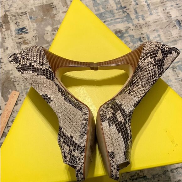 Calvin Klein Women's Snakeskin Peep Toe Heels Size 6.5 - Picture 2 of 7